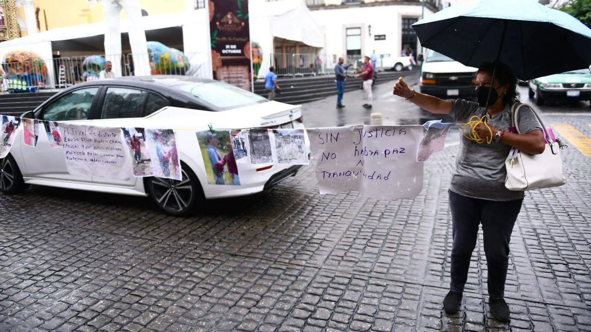 Vecinos del fraccionamiento Las Minas bloquean calle Enríquez, aseguran que fueron despojados